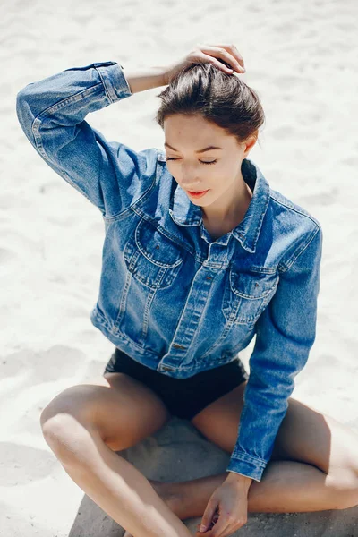 Menina ensolarada em uma praia — Fotografia de Stock