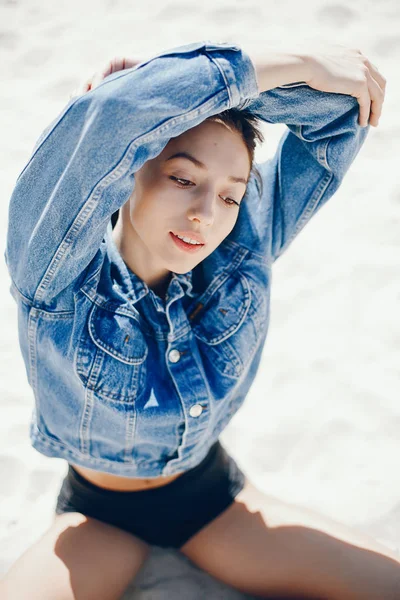 Menina ensolarada em uma praia — Fotografia de Stock