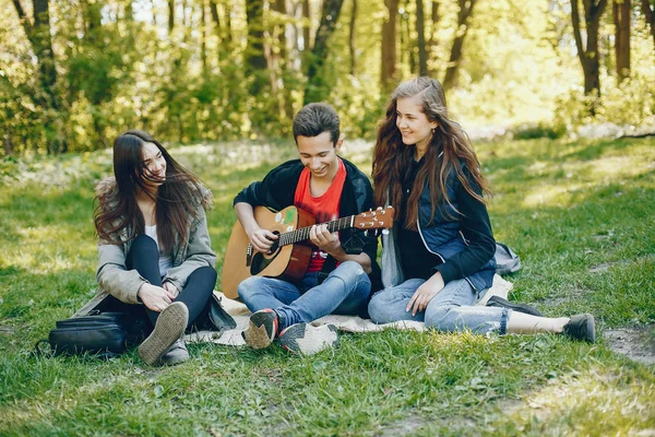 Amigos com uma guitarra — Fotografia de Stock