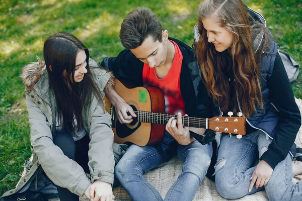 Amigos com uma guitarra — Fotografia de Stock