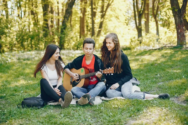 Amigos com uma guitarra — Fotografia de Stock