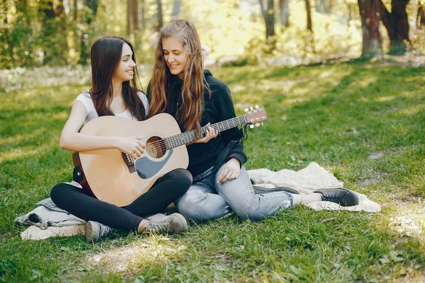 Duas meninas com uma guitarra — Fotografia de Stock