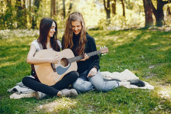 Gitarlı iki kız. — Stok fotoğraf