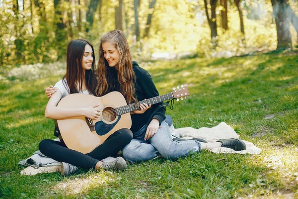 Дві дівчини з гітарою — стокове фото