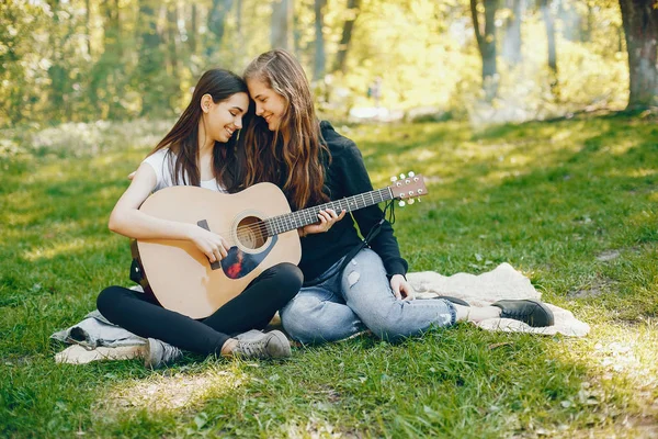 Deux filles avec une guitare — Photo
