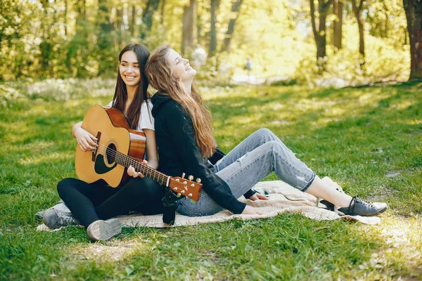 Dos chicas con una guitarra —  Fotos de Stock