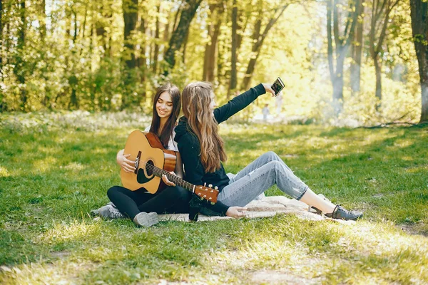 Two girls with a guitar — Stock Photo, Image