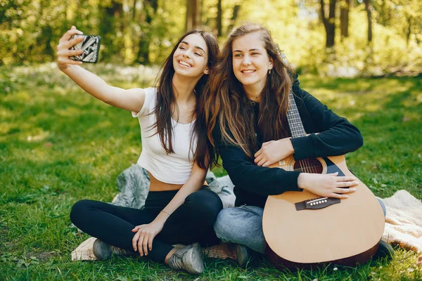 Twee meisjes met een gitaar — Stockfoto