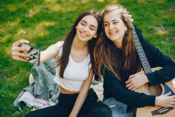 Δύο κορίτσια με κιθάρα — Φωτογραφία Αρχείου