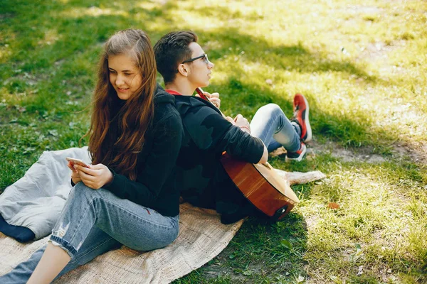 Couple avec une guitare — Photo