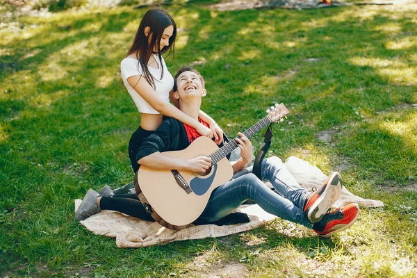 Pareja con guitarra —  Fotos de Stock