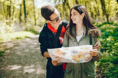 Bir ormandaki turist