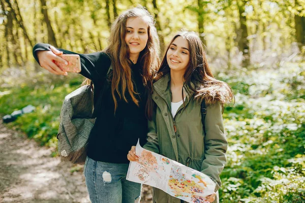 Meisjes in een bos — Stockfoto