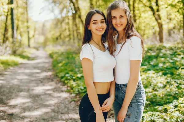 Meisjes in een bos — Stockfoto