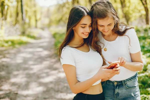 Ragazze in una foresta — Foto Stock