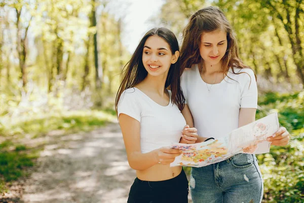 Dívky v lese — Stock fotografie