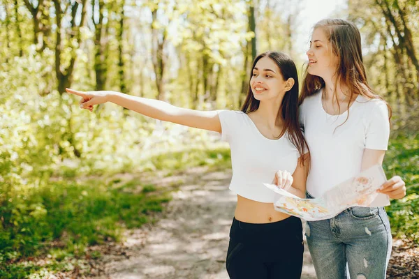 Chicas en un bosque —  Fotos de Stock