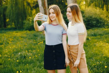 bir parkta iki kız kardeşi