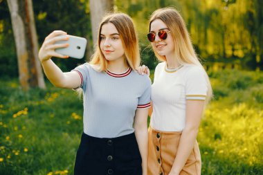 bir parkta iki kız kardeşi