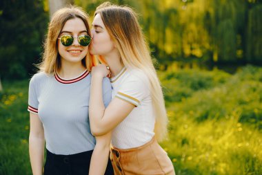 bir parkta iki kız kardeşi