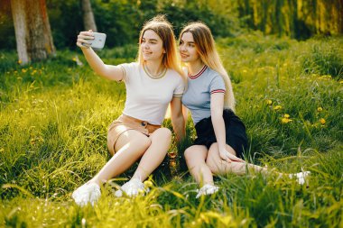 bir parkta iki kız kardeşi