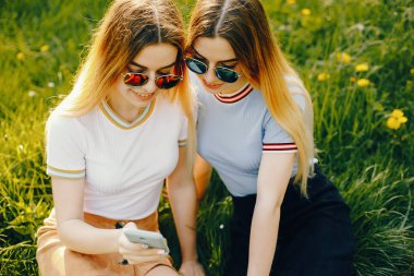 bir parkta iki kız kardeşi