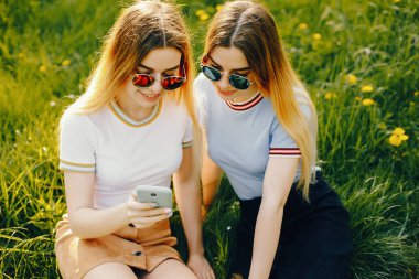 bir parkta iki kız kardeşi