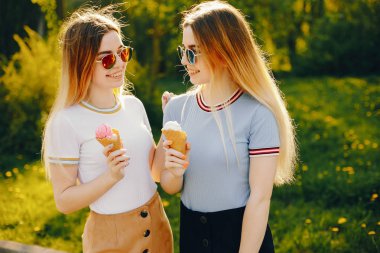 bir parkta iki kız kardeşi