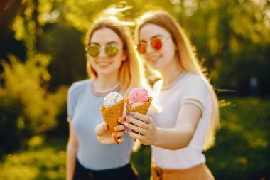 bir parkta iki kız kardeşi