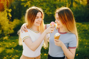 bir parkta iki kız kardeşi