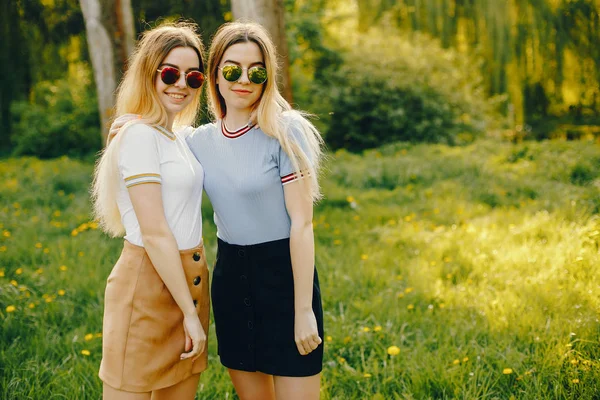 Twee zuster in een park — Stockfoto