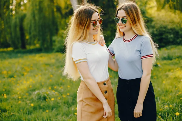 Dos hermanas en un parque —  Fotos de Stock