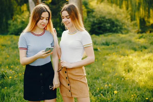 Zwei Schwester in einem Park — Stockfoto