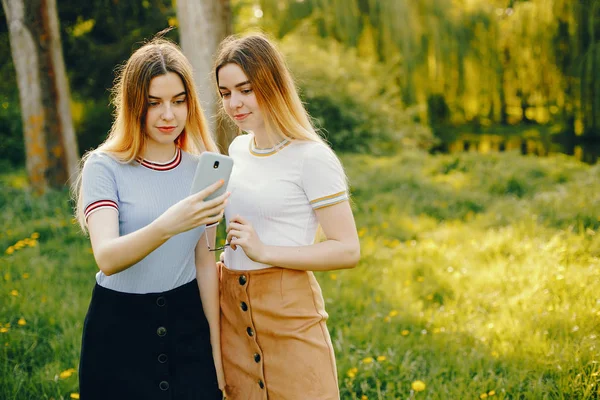 Deux sœurs dans un parc — Photo
