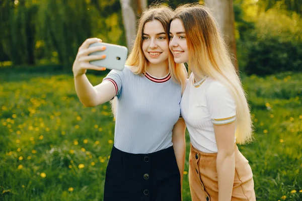 Twee zuster in een park — Stockfoto