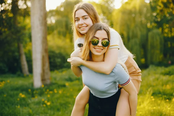 Bir parkta iki kız kardeşi — Stok fotoğraf