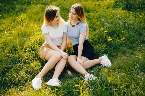 Две сестры в парке — стоковое фото