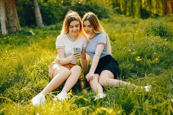 Dos hermanas en un parque —  Fotos de Stock