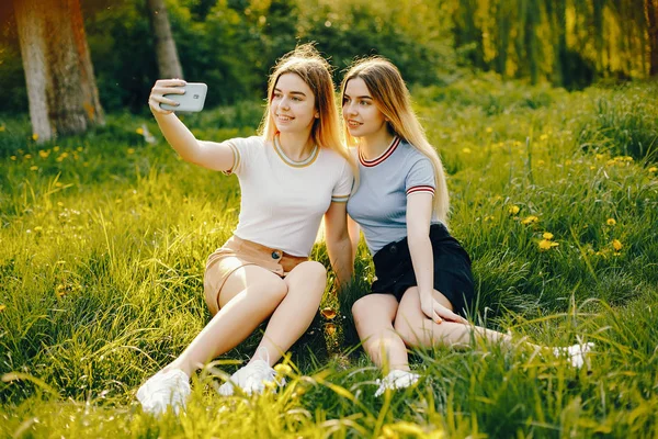 Twee zuster in een park — Stockfoto