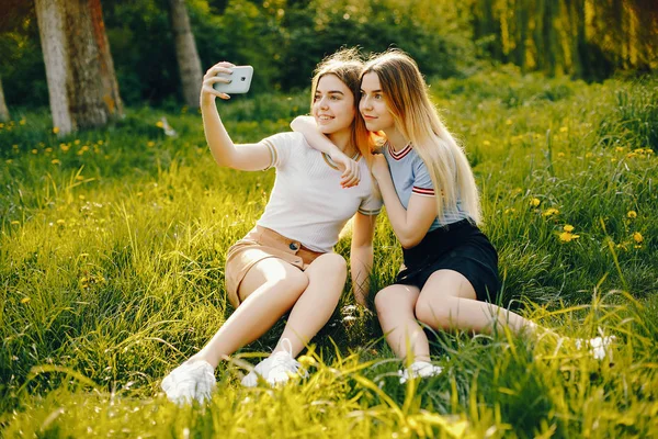 Dos hermanas en un parque — Foto de Stock