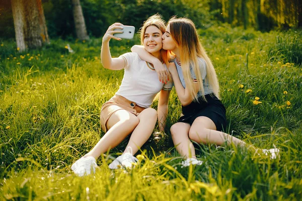 Dos hermanas en un parque —  Fotos de Stock