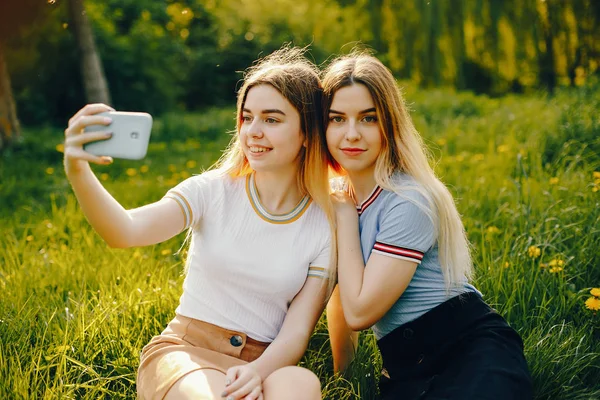 Zwei Schwester in einem Park — Stockfoto