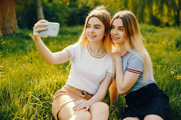 Duas irmãs em um parque — Fotografia de Stock