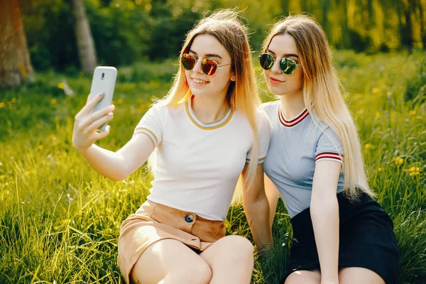 Two sister in a park — Stock Photo, Image