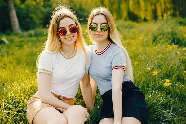 Bir parkta iki kız kardeşi — Stok fotoğraf
