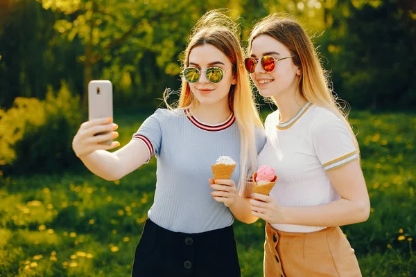 Two sister in a park — Stock Photo, Image