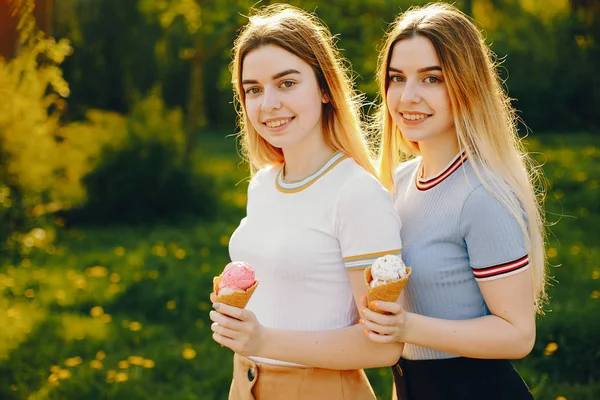 Dos hermanas en un parque — Foto de Stock