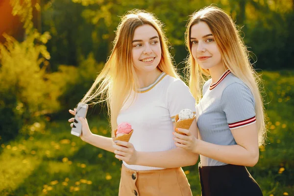 Twee zuster in een park — Stockfoto