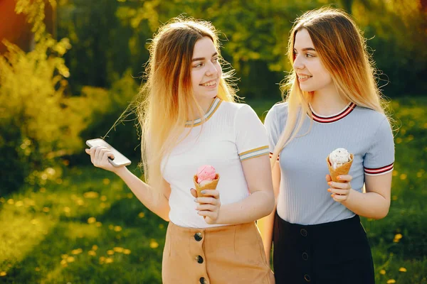 Twee zuster in een park — Stockfoto