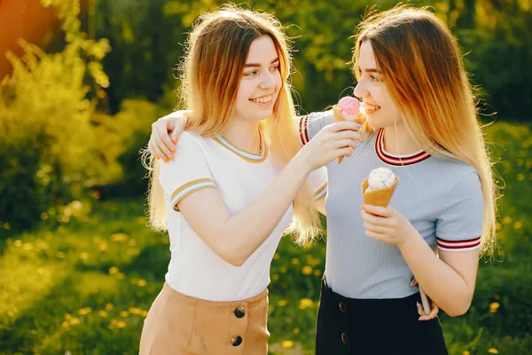 Twee zuster in een park — Stockfoto